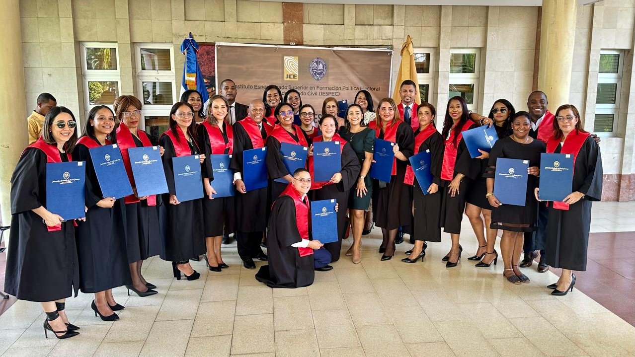 IESPEC-JCE celebra graduación de 128 profesionales en alianza con la UASD Graduandos especializados en Derecho de Familia, Actos del Estado Civil, y Administración Electoral